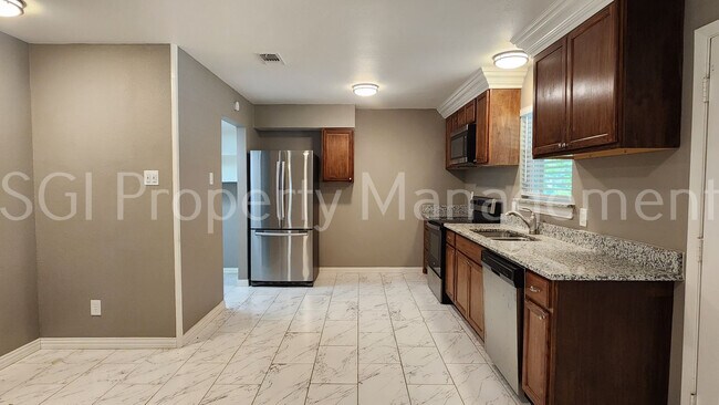 Foto del edificio - Gorgeous home ready for move in