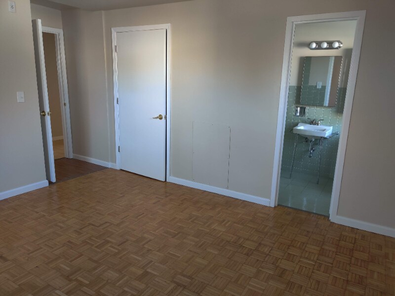 Building Photo - 122 E Ridge Rd