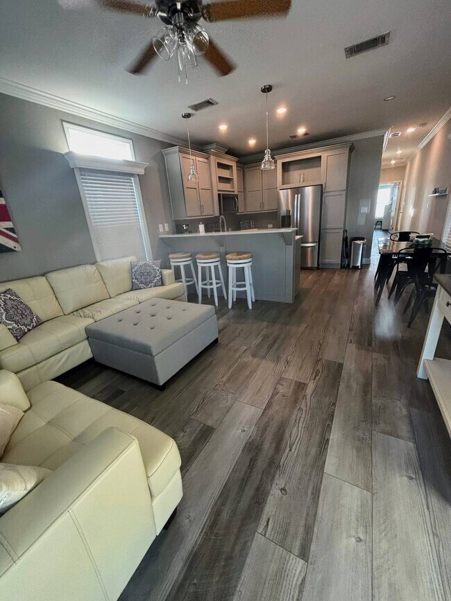 Building Photo - 209 NE Coastal Dr