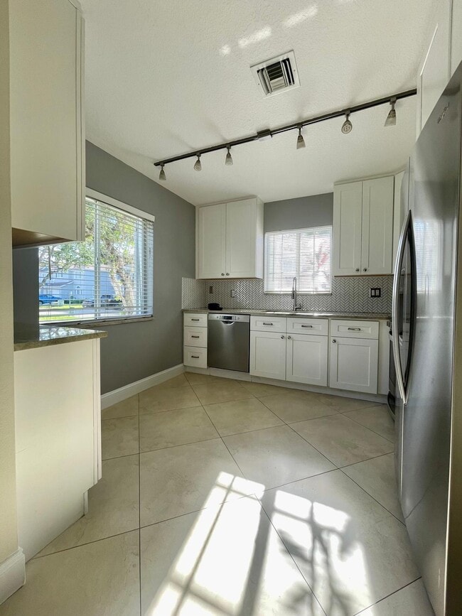 Building Photo - 1146 SW 44th Way