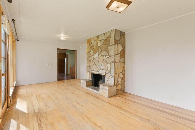 Foto del edificio - Quaint, inviting 4-bdrm/2-bath home in Cloverdale. Serene living, huge yard, covered patio