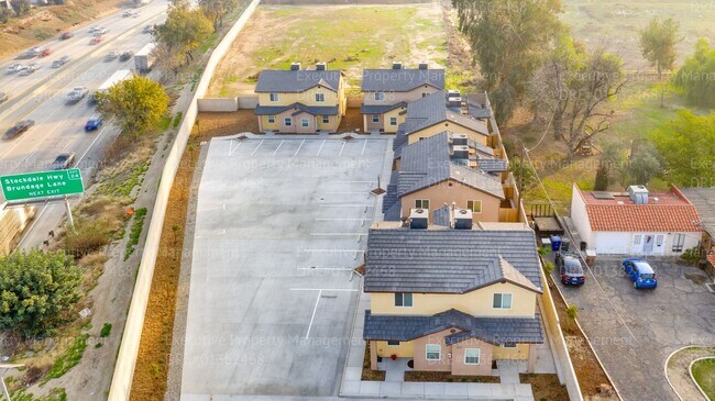 Foto del edificio - Bluehorse Townhomes