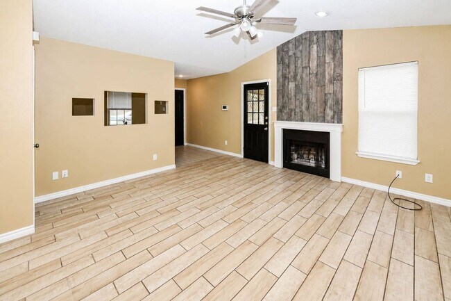 Foto del edificio - 2213 Dickens Dr
