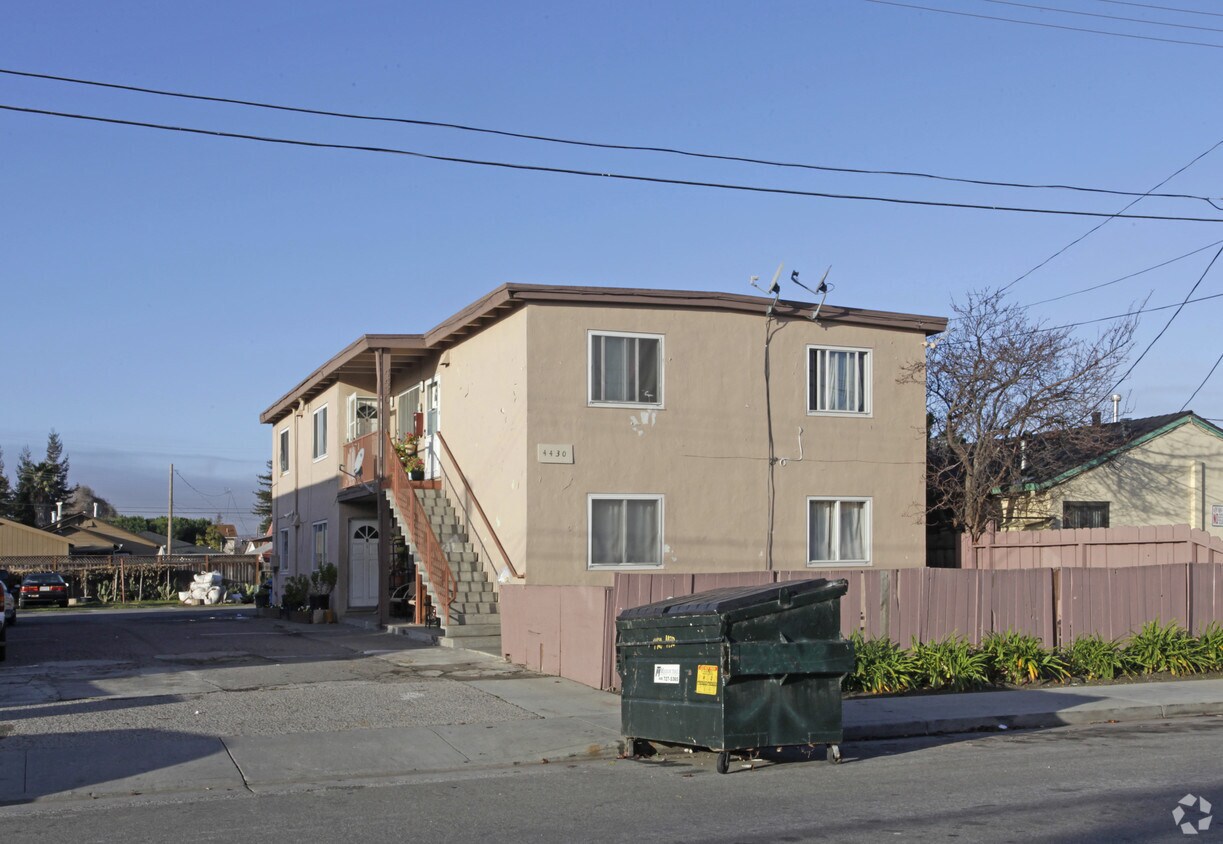 Primary Photo - 4420-4430 Bassett St
