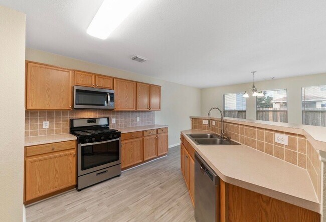 Foto del edificio - 311 Remington Creek Dr