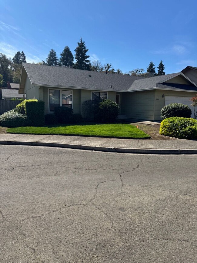 Foto del edificio - Hucrest 3 bedroom 2 bath home with garage