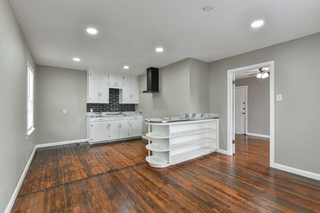 Foto del edificio - Beautifully Renovated 1BR Duplex with Marble Shower & Natural Light