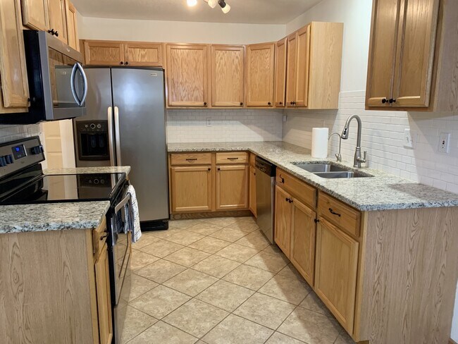 Building Photo - 1106 Rose Dr
