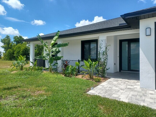 Building Photo - Available Now: Spacious 3 Bedroom / 2 Bathroom With a Large Fenced Yard