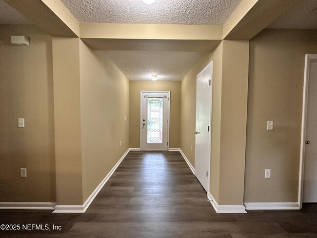Foto del edificio - 2231 Brian Lakes Dr N