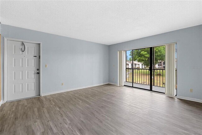 Foto del edificio - 8203 Sun Spring Cir