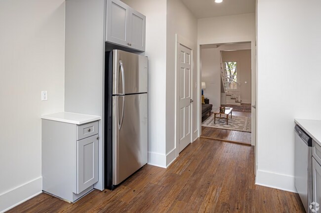 Foto del edificio - Uptown Renovated 1/1.5 apartment with Private Backyard