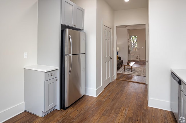 Building Photo - Uptown Renovated 1/1.5 apartment with Private Backyard