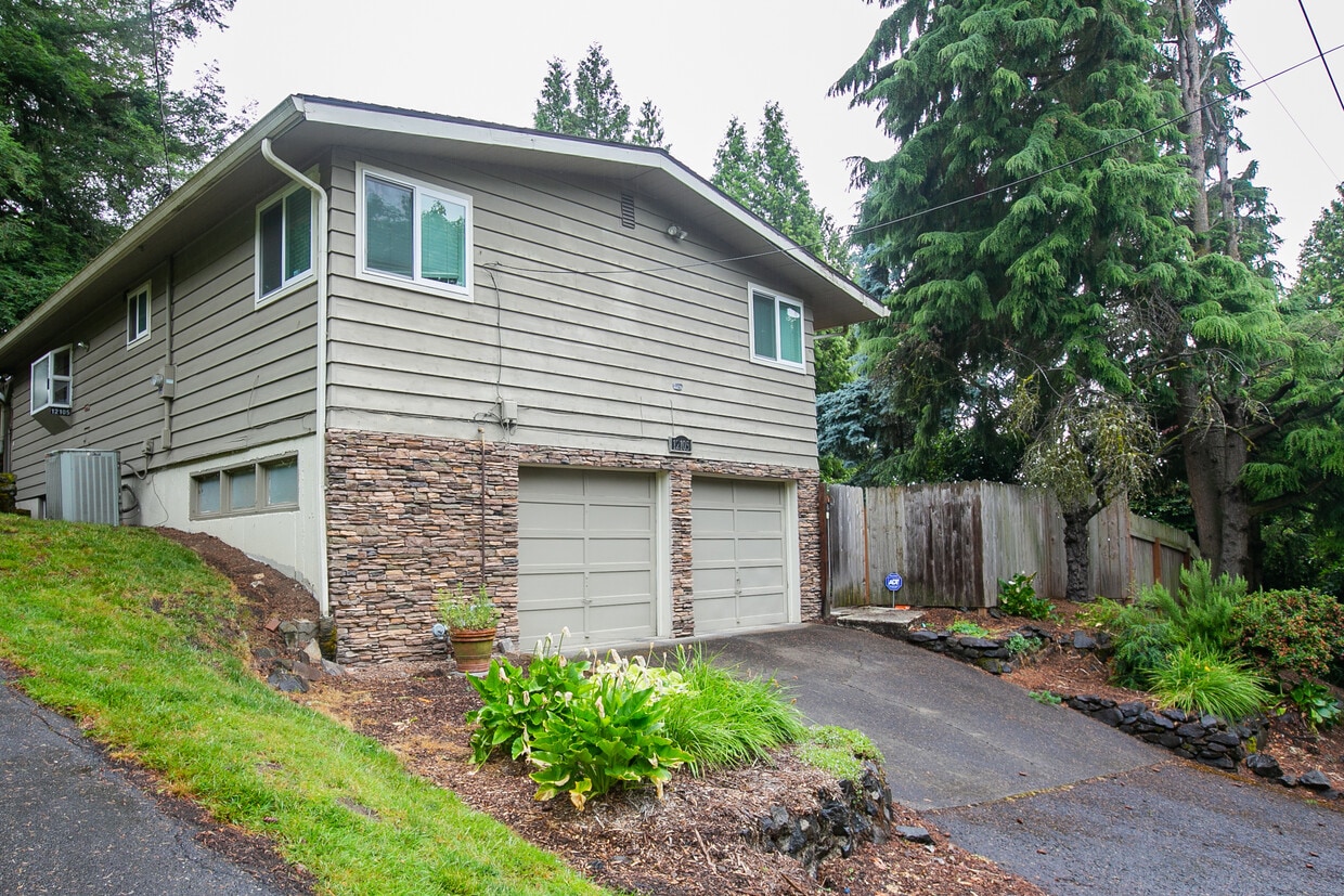 Photo - 12105 SE River Rd (Milwaukie, OR)