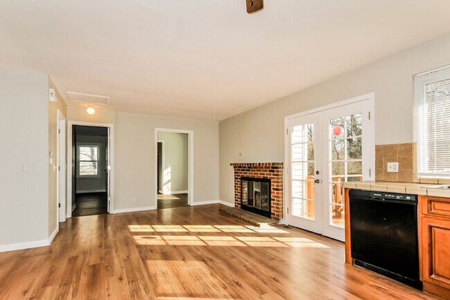 Building Photo - Bright 3 Bedroom Home