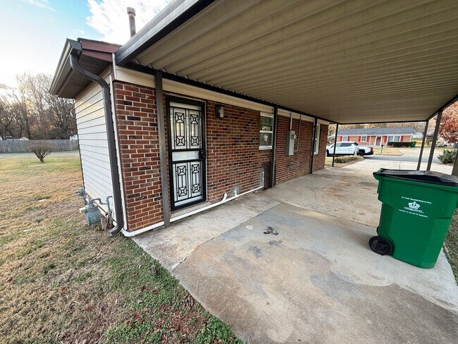 Foto del edificio - Ranch home near uptown