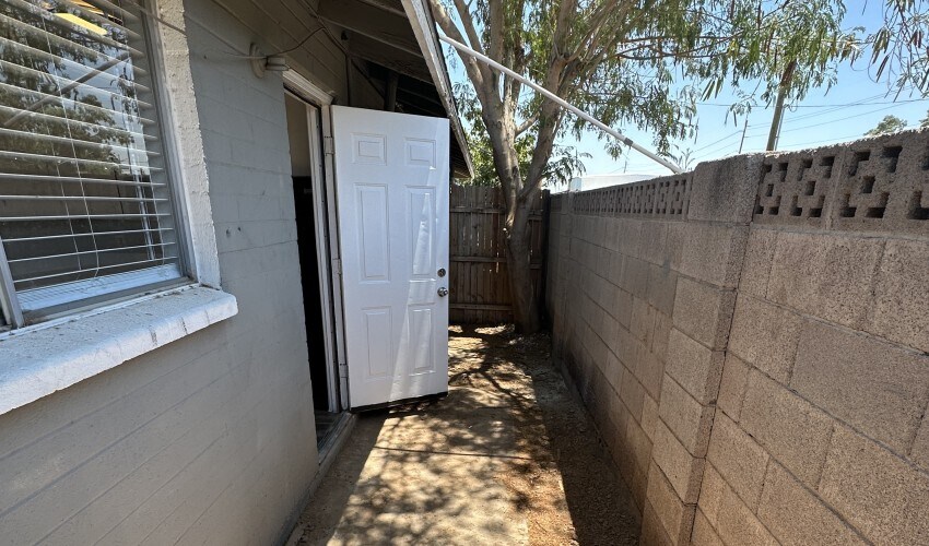 Building Photo - 3121 W Almeria Rd