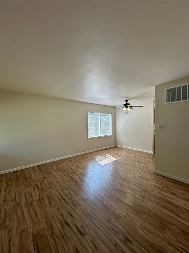 Building Photo - Charming 2 Bed/1 Bath, a must see, Call Now!