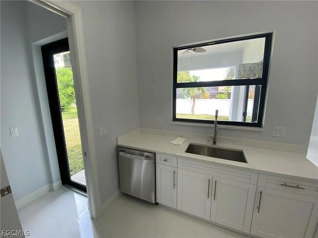 Building Photo - 3738 SE Santa Barbara Pl