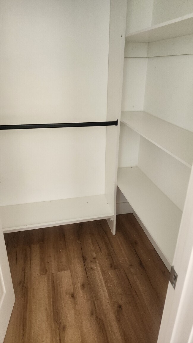 Foto del edificio - 6067 Comey Ave