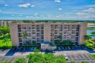 Building Photo - 6866 Huntington Ln