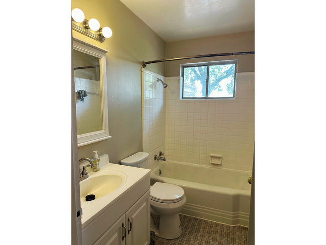 Bathroom - 4212 N Locust St
