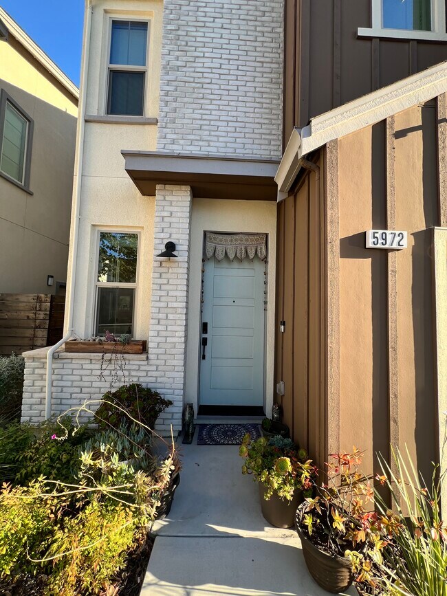 Foto del edificio - 5972 Diamond Way