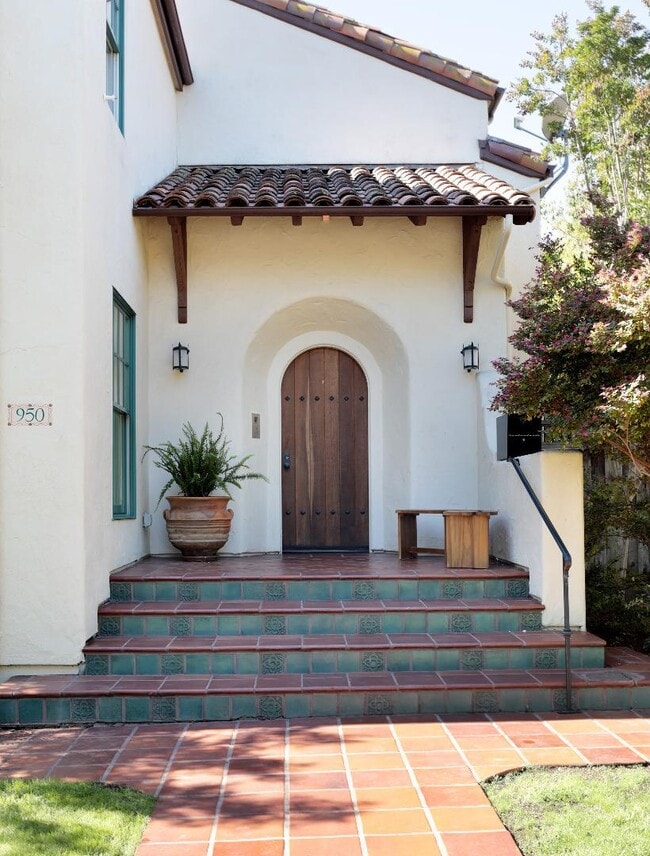 Building Photo - 950 Guinda St