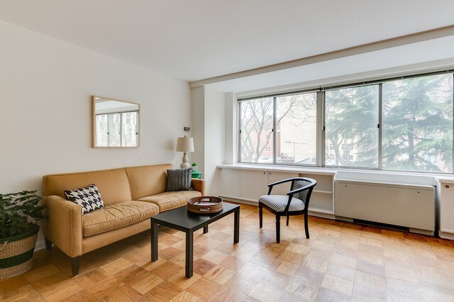 Foto del edificio - 922 24th St NW