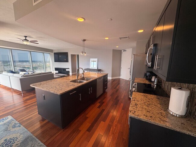 Foto del edificio - Three Bedroom - RiverHouse Condo!