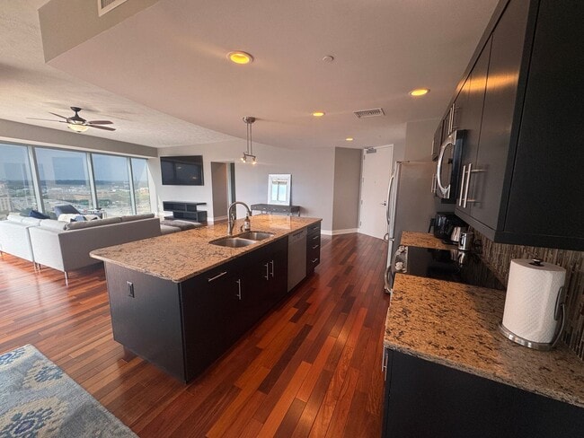 Building Photo - Three Bedroom - RiverHouse Condo!