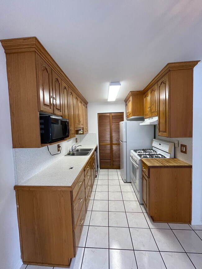 Building Photo - Townhome in Beautiful Gated community with...