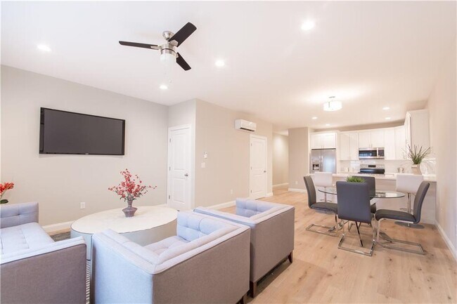 Foto del edificio - 94 Sandy Point Farm Rd