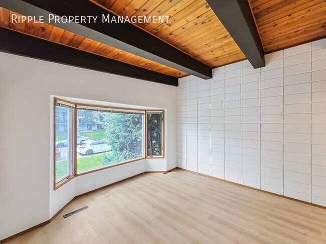 Photo du bâtiment - CLASSIC BRIGHT 2 BEDS, 1 BATH DUPLEX UPPER UNIT | DOUBLE ATTACHED GARAGE | AC AVAILABLE
