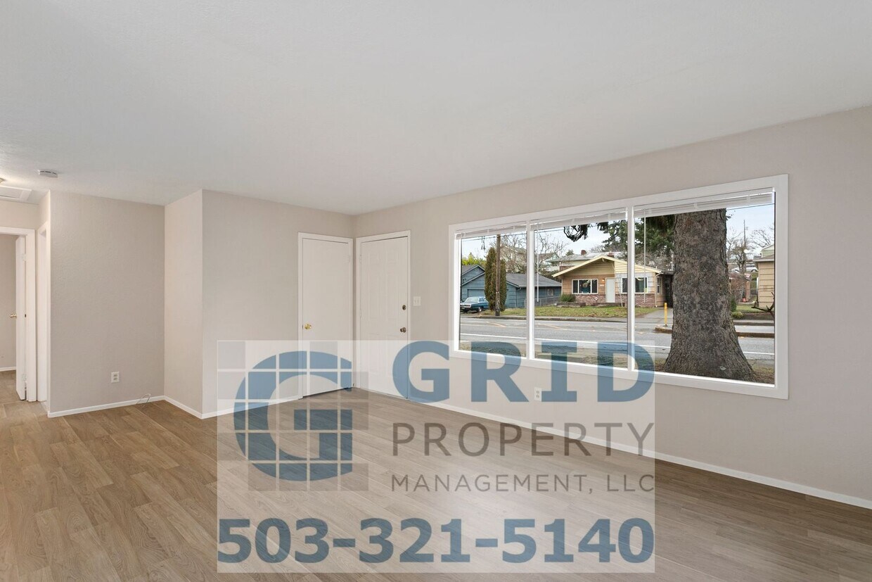 Foto principal - 3 Bedroom Home - Large Corner Lot - SE Por...