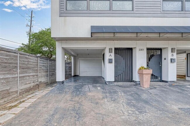 Building Photo - 2301 Camden Dr