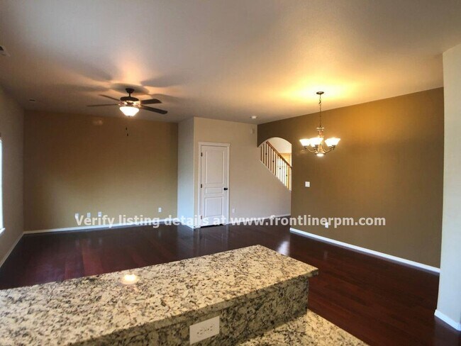 Building Photo - Excellent town home