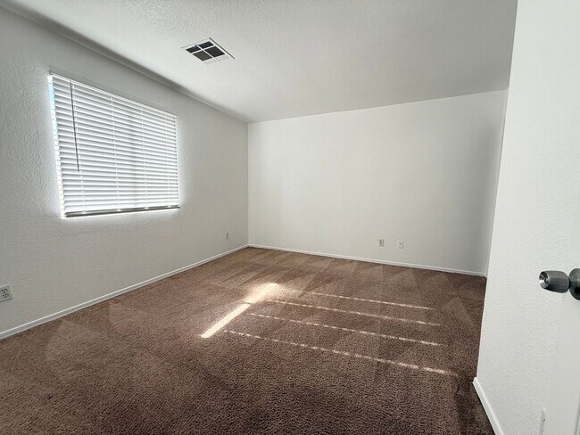 Building Photo - Great Single Story Home in gated community...