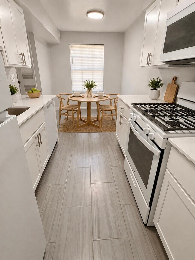 Cocina comedor completamente nueva - Fountain Court Townhomes
