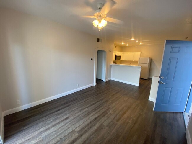 Foto del edificio - Modern 1/1 Condo with Balcony in Green Val...
