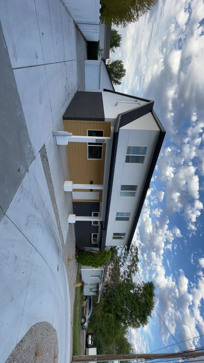 Building Photo - 445 E Fort Union Blvd