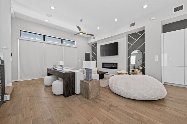 Foto del edificio - 607 Memorial Heights Dr
