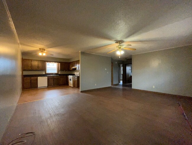 Building Photo - REMODELED 3 Bedroom | 1 Bathroom | 1 Car G...