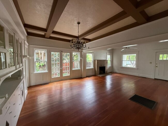 Building Photo - 1364 N Wilson Ave