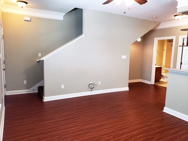 Foto del edificio - 3 bedroom townhome for rent right away, gated community, pool renting for $1450