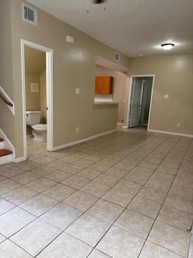 Building Photo - Spacious 4 Bed 2.5 Bath Duplex