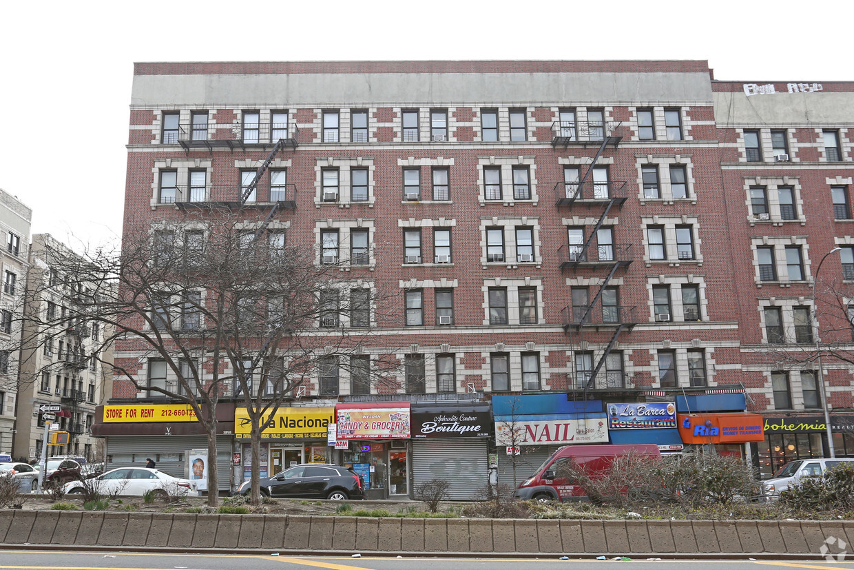 Foto del edificio - 3890-3898 Broadway