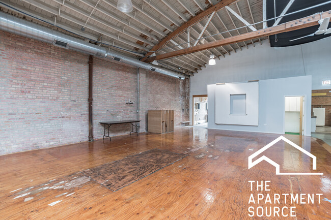 Building Photo - 2015 S Racine Ave