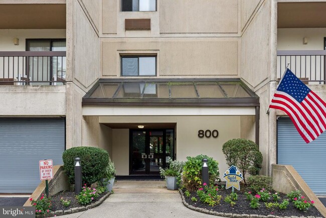 Building Photo - 800 Avondale Rd