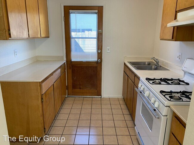 Building Photo - 621 E Houston Ave